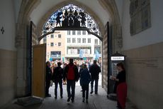 Neue Rathaus_Durchgang zum Marienplatz.JPG